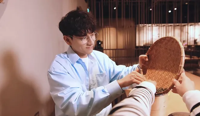 Isaac tặng phái đẹp món quà 20/10 bằng trải nghiệm hẹn hò trong MV mới - Ảnh 3.
