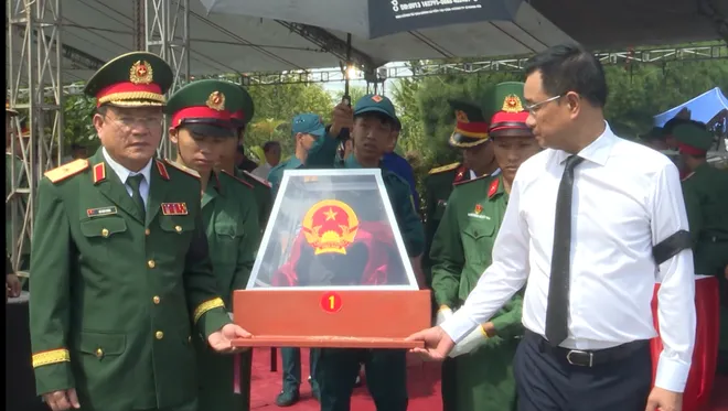 Đà Nẵng: Trang trọng Lễ truy điệu và an táng 14 liệt sĩ- Ảnh 2. Đà Nẵng: Trang trọng Lễ truy điệu và an táng 14 liệt sĩ- Ảnh 2.