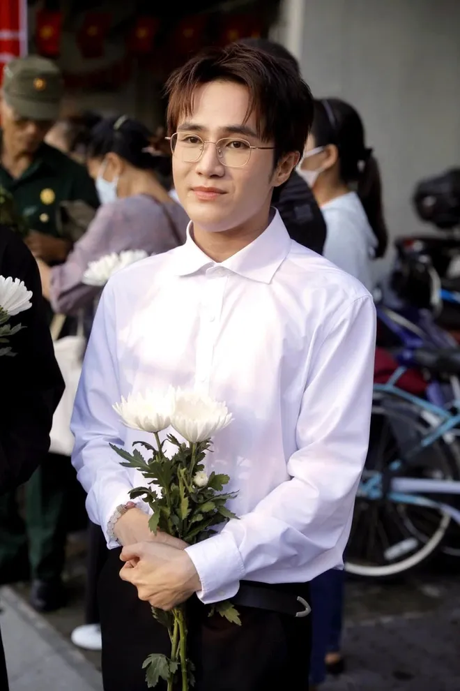 Văn nghệ sĩ tiễn đưa các liệt sĩ ở công viên Lê Thị Riêng - Ảnh 4.