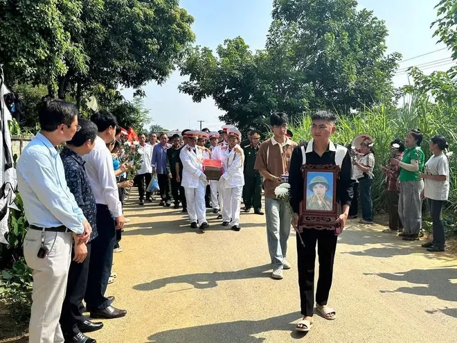 Phú Thọ: Xã Minh Đài trang trọng đón hài cốt hai liệt sĩ trở về quê hương sau hơn 47 năm - Ảnh 1.