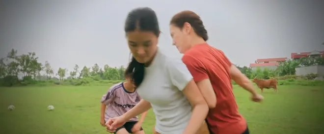 Đội bóng nữ làng Xuân - Tập 12: Một câu nói của Minh đã thay đổi suy nghĩ sắt đá của Đào- Ảnh 21. Đội bóng nữ làng Xuân - Tập 12: Một câu nói của Minh đã thay đổi suy nghĩ sắt đá của Đào- Ảnh 21.
