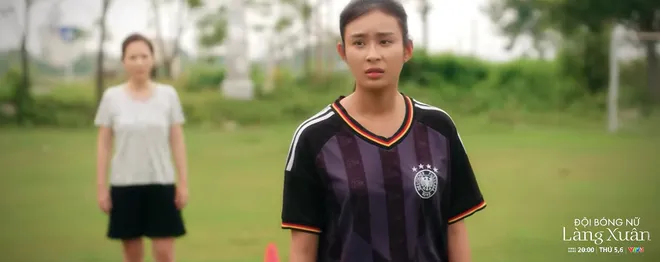 Đội bóng nữ làng Xuân - Tập 13: Căng thẳng trong đội bóng tiếp tục leo thang, Minh bế tắc, Dung bị bóc phốt trên MXH - Ảnh 2.