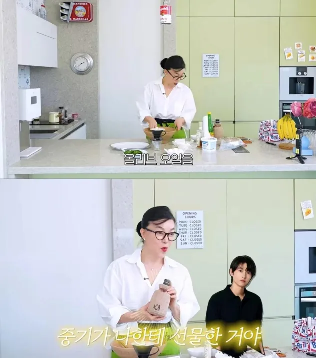 Người dẫn chương trình truyền hình Hàn Quốc khoe được vợ chồng Song Joong Ki tặng dầu ô liu- Ảnh 1. Người dẫn chương trình truyền hình Hàn Quốc khoe được vợ chồng Song Joong Ki tặng dầu ô liu- Ảnh 1.
