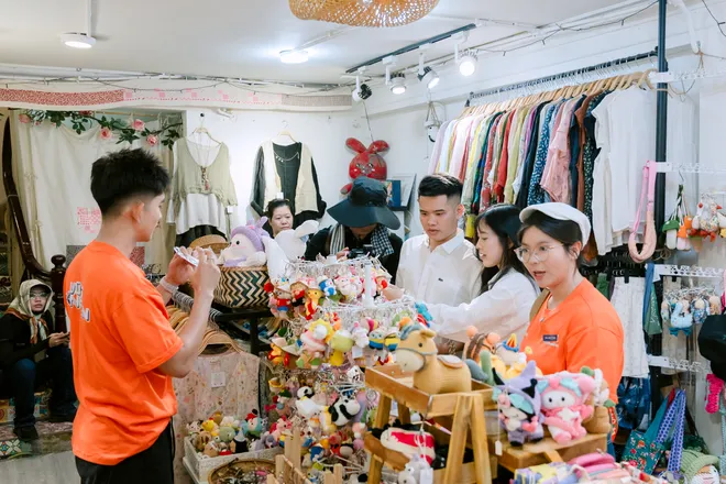 Vũ trụ đồng tiền - B&aacute;n kết 1: Nữ sinh Thương Mại dẫn đội thắng lớn - Ảnh 4.