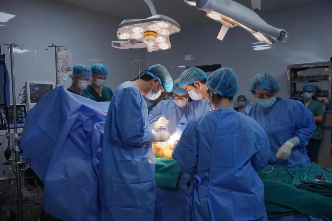 Khoảnh khắc đẹp tuần qua: Hoa trắng tri ân - Ảnh 1.