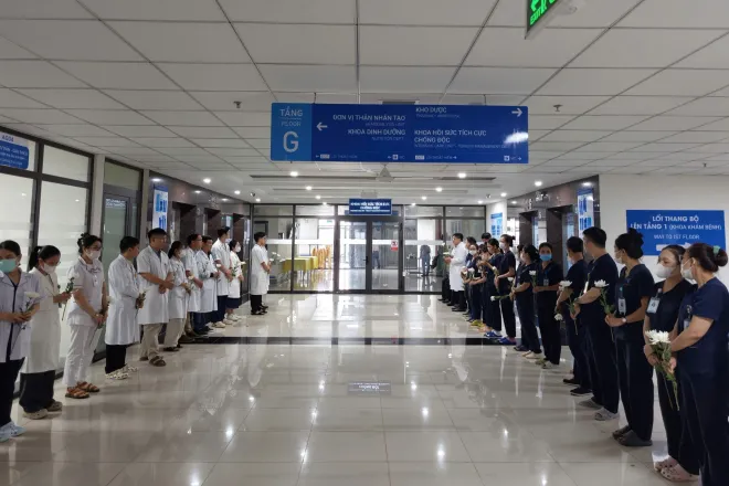 Khoảnh khắc đẹp tuần qua: Hoa trắng tri ân - Ảnh 2.