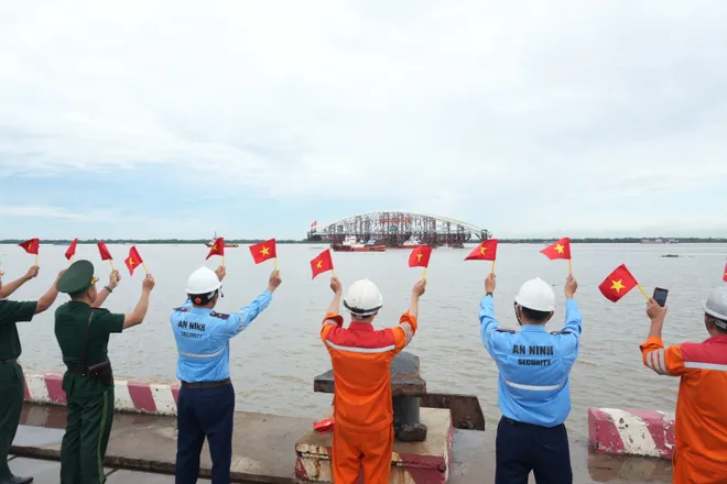 TP Hồ Chí Minh: Cầu đi bộ bắc qua sông Sài Gòn đã sẵn sàng hợp long - Ảnh 3.