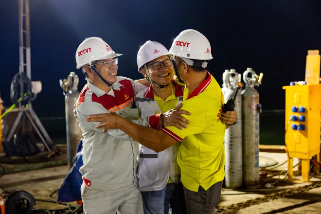 TP Hồ Chí Minh: Cầu đi bộ bắc qua sông Sài Gòn đã sẵn sàng hợp long - Ảnh 2.
