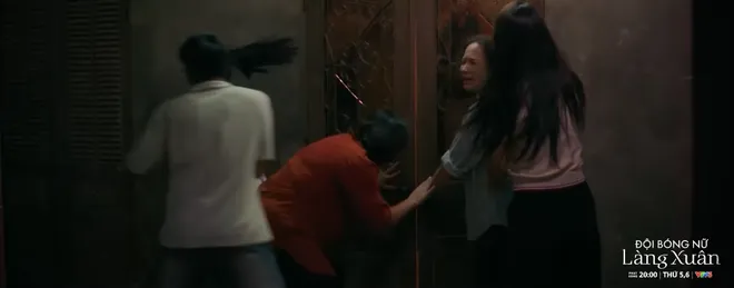 Đội bóng nữ làng Xuân - Tập 14: Con gái ông Tài bất ngờ đầu quân cho đội bóng - Ảnh 10.