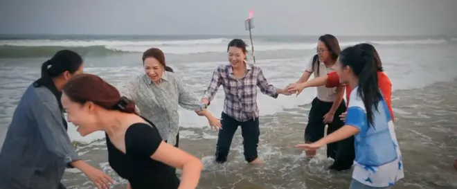 Đội bóng nữ làng Xuân - Tập 14: Quốc nghĩ quẩn định tìm đến cái chết - Ảnh 2.