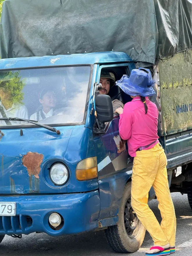 Căn nhà không mái che: Cô bán bánh rán vui tính 'gây sốt' dù chỉ xuất hiện 1 phút- Ảnh 2.