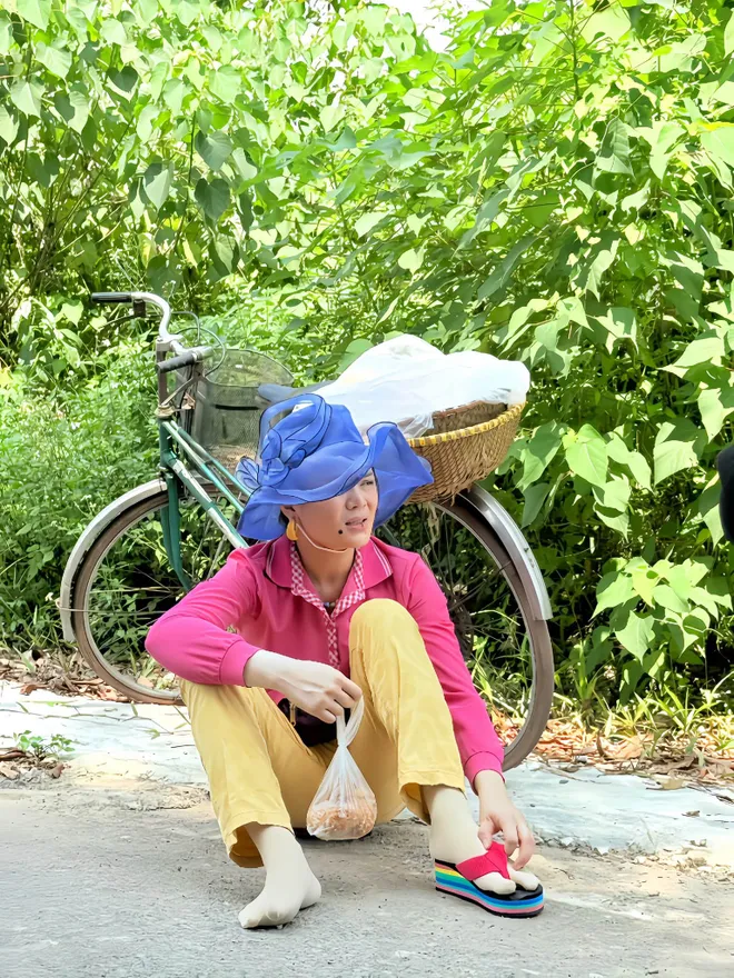 Căn nhà không mái che: Cô bán bánh rán vui tính 'gây sốt' dù chỉ xuất hiện 1 phút- Ảnh 1.