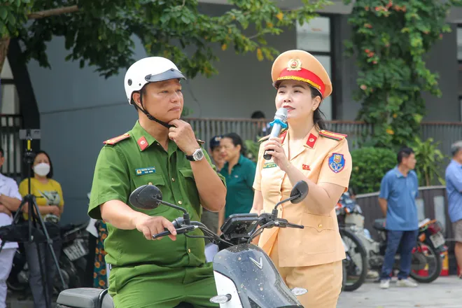 Hà Nội: Gần 1.000 người dân phường Tây Hồ được tuyên truyền, bồi dưỡng kỹ năng lái xe máy an toàn - Ảnh 5.