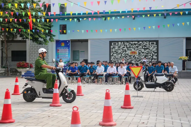 Hà Nội: Gần 1.000 người dân phường Tây Hồ được tuyên truyền, bồi dưỡng kỹ năng lái xe máy an toàn - Ảnh 7.