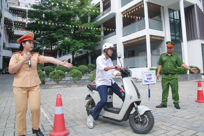 Hà Nội: Gần 1.000 người dân phường Tây Hồ được tuyên truyền, bồi dưỡng kỹ năng lái xe máy an toàn - Ảnh 12.