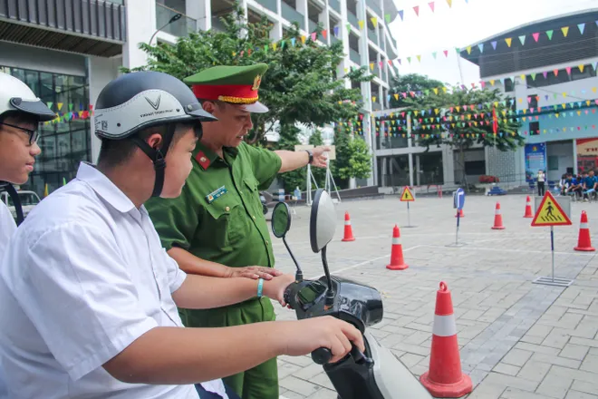 Hà Nội: Gần 1.000 người dân phường Tây Hồ được tuyên truyền, bồi dưỡng kỹ năng lái xe máy an toàn - Ảnh 8.