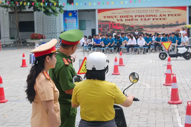 Hà Nội: Gần 1.000 người dân phường Tây Hồ được tuyên truyền, bồi dưỡng kỹ năng lái xe máy an toàn - Ảnh 10.