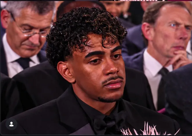 Biểu cảm trái ngược của Mbappe và Yamal khi Harry Kane giành Quả bóng vàng 2026 - Ảnh 2.