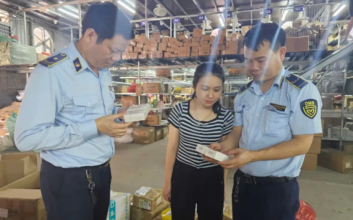 Hà Nội: Phát hiện mỹ phẩm lậu, bánh mì “bẩn”, đồ chơi trẻ em vi phạm ở La Phù