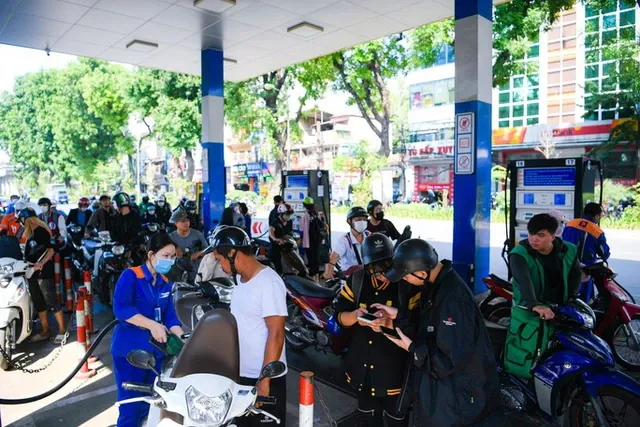 Giá xăng giảm về dưới 20.000 đồng một lít