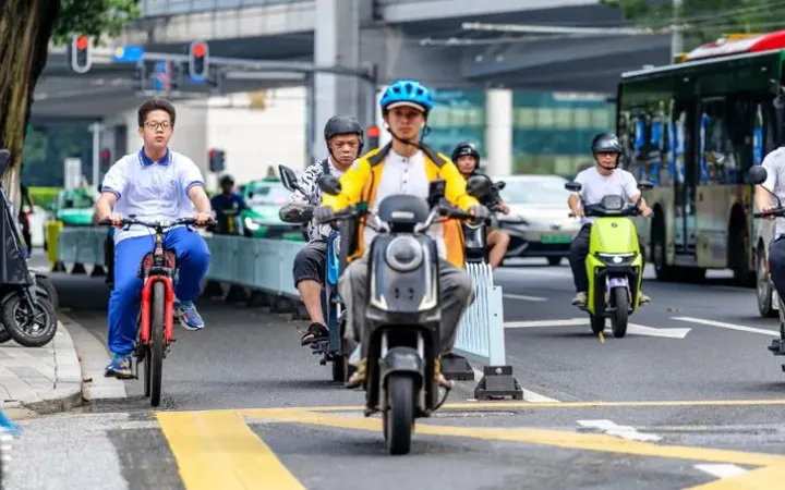 Trung Quốc đưa xe điện thay thế xe xăng thế nào?