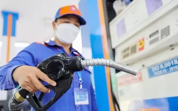 Giá xăng RON 95 về sát 20.000 đồng mỗi lít