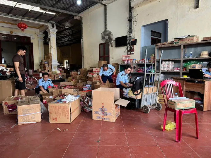 Ninh Bình: Đội Quản lý thị trường số 4 phát hiện thu giữ hàng nghìn sản phẩm và thực phẩm nhập lậu