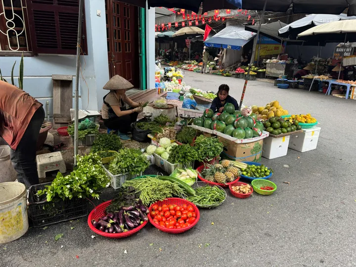 Giá rau xanh Hà Nội vẫn “neo cao”