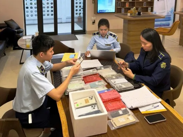 Tạm giữ hàng chục chiếc iPhone cũ nhập lậu trị giá hơn 835 triệu đồng