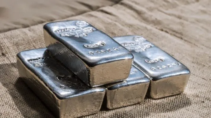 Giá bạc xác lập đỉnh mới, vượt 60 USD/ounce