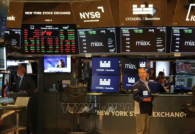 Thông tin Fed giảm lãi suất khiến Phố Wall tăng điểm, đồng USD suy yếu