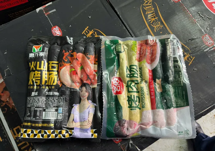 Hà Nội phát hiện gần 1 tấn xúc xích nhập lậu