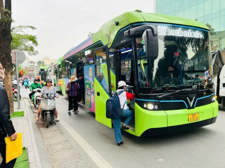 Biến động giá xăng dầu, nhiều người thay đổi thói quen đi lại