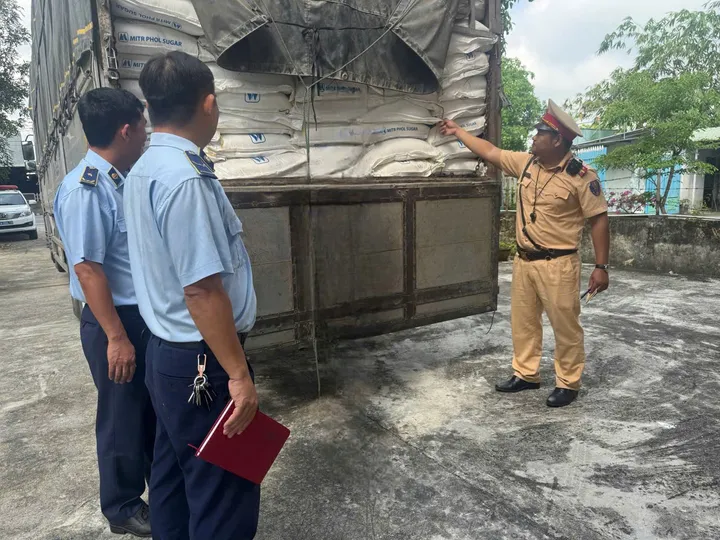 Đà Nẵng: Phát hiện, xử lý vụ vận chuyển 6 tấn đường tinh luyện nhập lậu