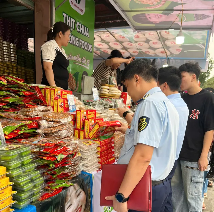 Chi cục QLTT tỉnh Phú Thọ tăng cường kiểm soát thị trường dịp Lễ hội Đền Hùng