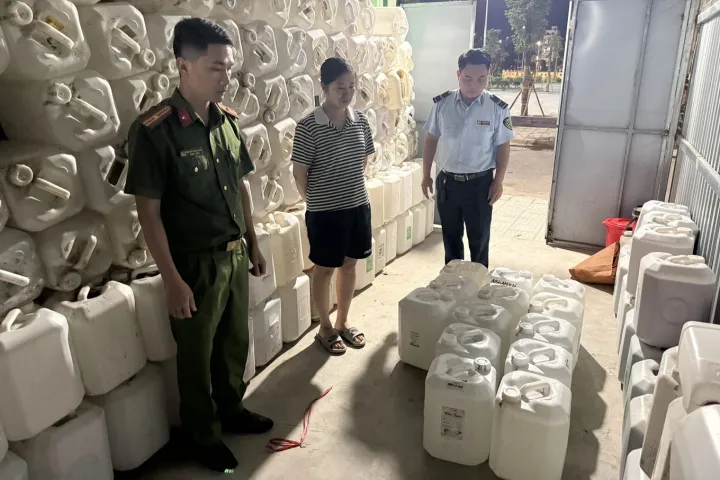 Phát hiện, xử lý cơ sở kinh doanh 400 lít rượu không rõ nguồn gốc