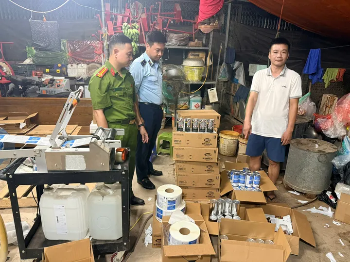 Hà Nội: Tạm giữ hàng trăm sản phẩm nghi liên quan hành vi thay nhãn, làm giả hàng hóa