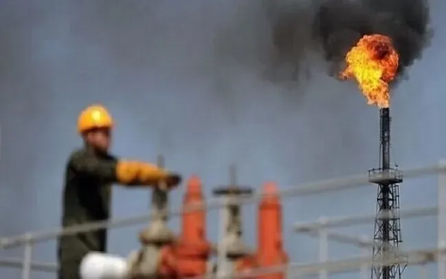 IEA: Lượng dầu dự trữ toàn cầu giảm với tốc độ kỷ lục