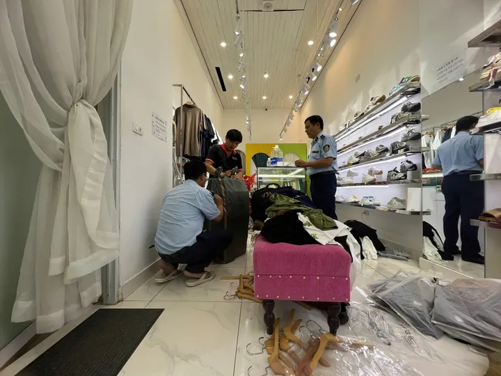 Hà Nội: Tạm giữ hàng nghìn sản phẩm nghi giả mạo nhiều thương hiệu nổi tiếng