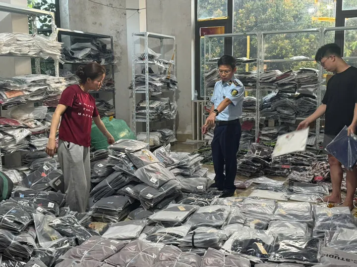 Phát hiện hàng nghìn sản phẩm quần áo nghi giả mạo nhãn hiệu tại Hà Nội