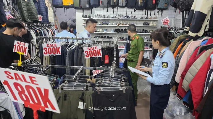 Phát hiện hơn 2.600 sản phẩm thời trang nghi giả mạo nhãn hiệu nổi tiếng