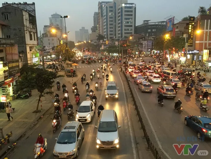 Hà Nội sắp hạn chế phương tiện cá nhân theo ngày chẵn, lẻ với tuyến phố ùn tắc - Ảnh 1. Hà Nội sắp hạn chế phương tiện cá nhân theo ngày chẵn, lẻ với tuyến phố ùn tắc - Ảnh 1.