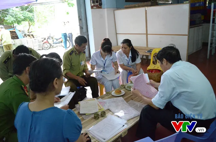 Kiểm tra an toàn thực phẩm tại quận Hoàn Kiếm (Hà Nội) dịp Tết Trung thu 2019 - Ảnh 1.
