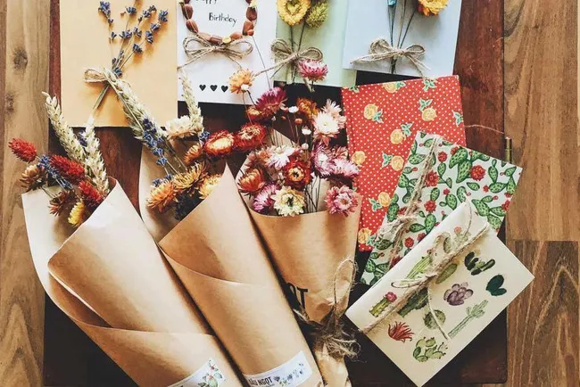Quà tặng hoa khô đắt khách trước dịp 20/10 - Ảnh 2. Quà tặng hoa khô đắt khách trước dịp 20/10 - Ảnh 2.