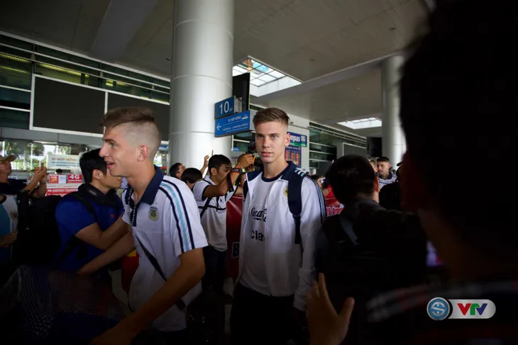 Ảnh: U20 Argentina được chào đón như người nhà tại sân bay Tân Sơn Nhất! - Ảnh 7. Ảnh: U20 Argentina được chào đón như người nhà tại sân bay Tân Sơn Nhất! - Ảnh 7.