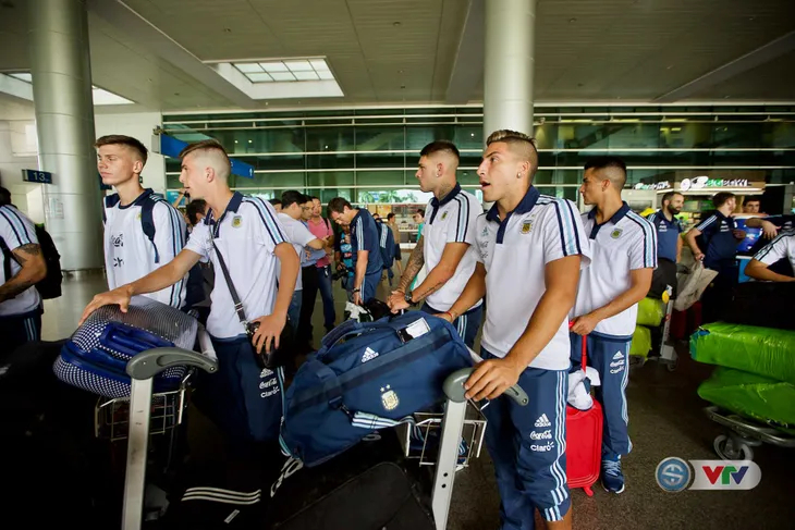 Ảnh: U20 Argentina được chào đón như người nhà tại sân bay Tân Sơn Nhất! - Ảnh 9. Ảnh: U20 Argentina được chào đón như người nhà tại sân bay Tân Sơn Nhất! - Ảnh 9.