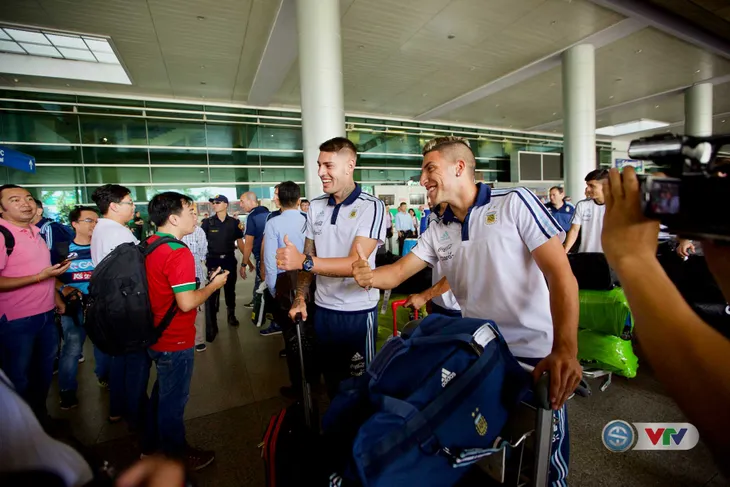 Ảnh: U20 Argentina được chào đón như người nhà tại sân bay Tân Sơn Nhất! - Ảnh 10. Ảnh: U20 Argentina được chào đón như người nhà tại sân bay Tân Sơn Nhất! - Ảnh 10.