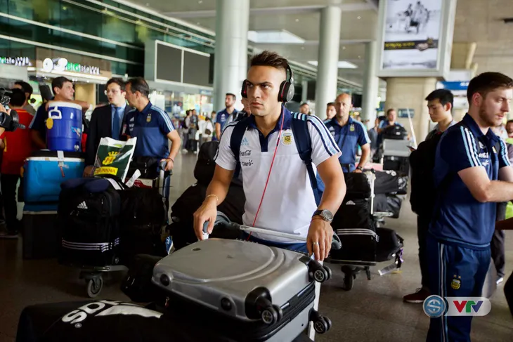 Ảnh: U20 Argentina được chào đón như người nhà tại sân bay Tân Sơn Nhất! - Ảnh 20. Ảnh: U20 Argentina được chào đón như người nhà tại sân bay Tân Sơn Nhất! - Ảnh 20.