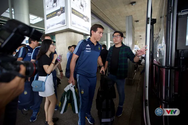 Ảnh: U20 Argentina được chào đón như người nhà tại sân bay Tân Sơn Nhất! - Ảnh 12. Ảnh: U20 Argentina được chào đón như người nhà tại sân bay Tân Sơn Nhất! - Ảnh 12.