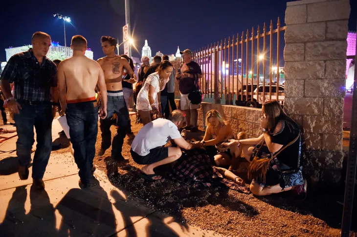 Những hình ảnh kinh hoàng từ hiện trường vụ xả súng tại Las Vegas - Ảnh 4. Những hình ảnh kinh hoàng từ hiện trường vụ xả súng tại Las Vegas - Ảnh 4.